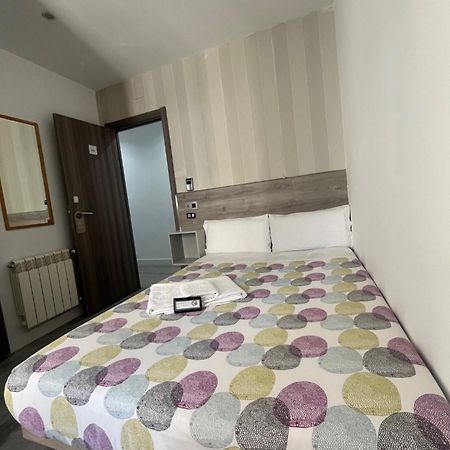 Hostal Abril Μαδρίτη Εξωτερικό φωτογραφία