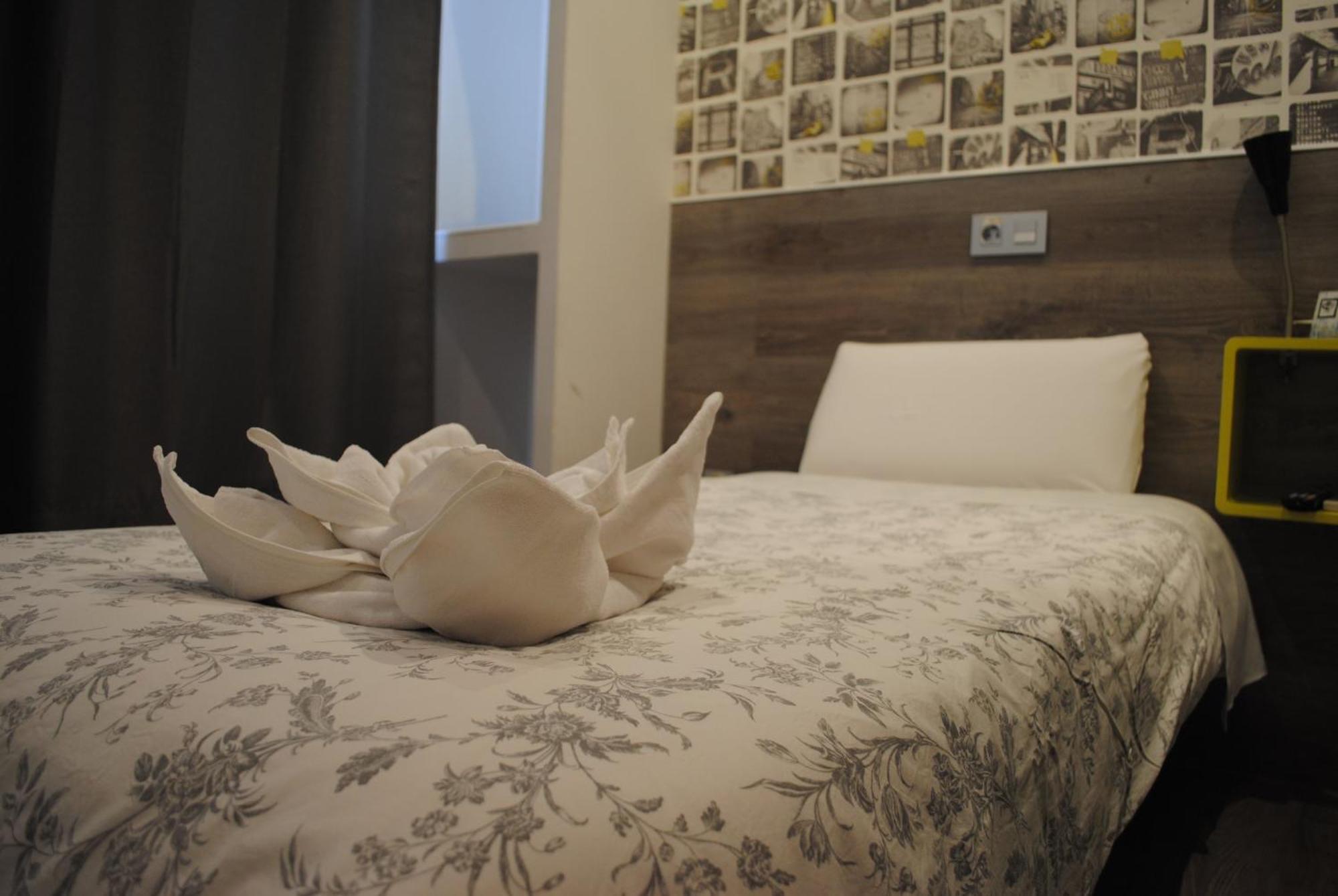 Hostal Abril Μαδρίτη Εξωτερικό φωτογραφία