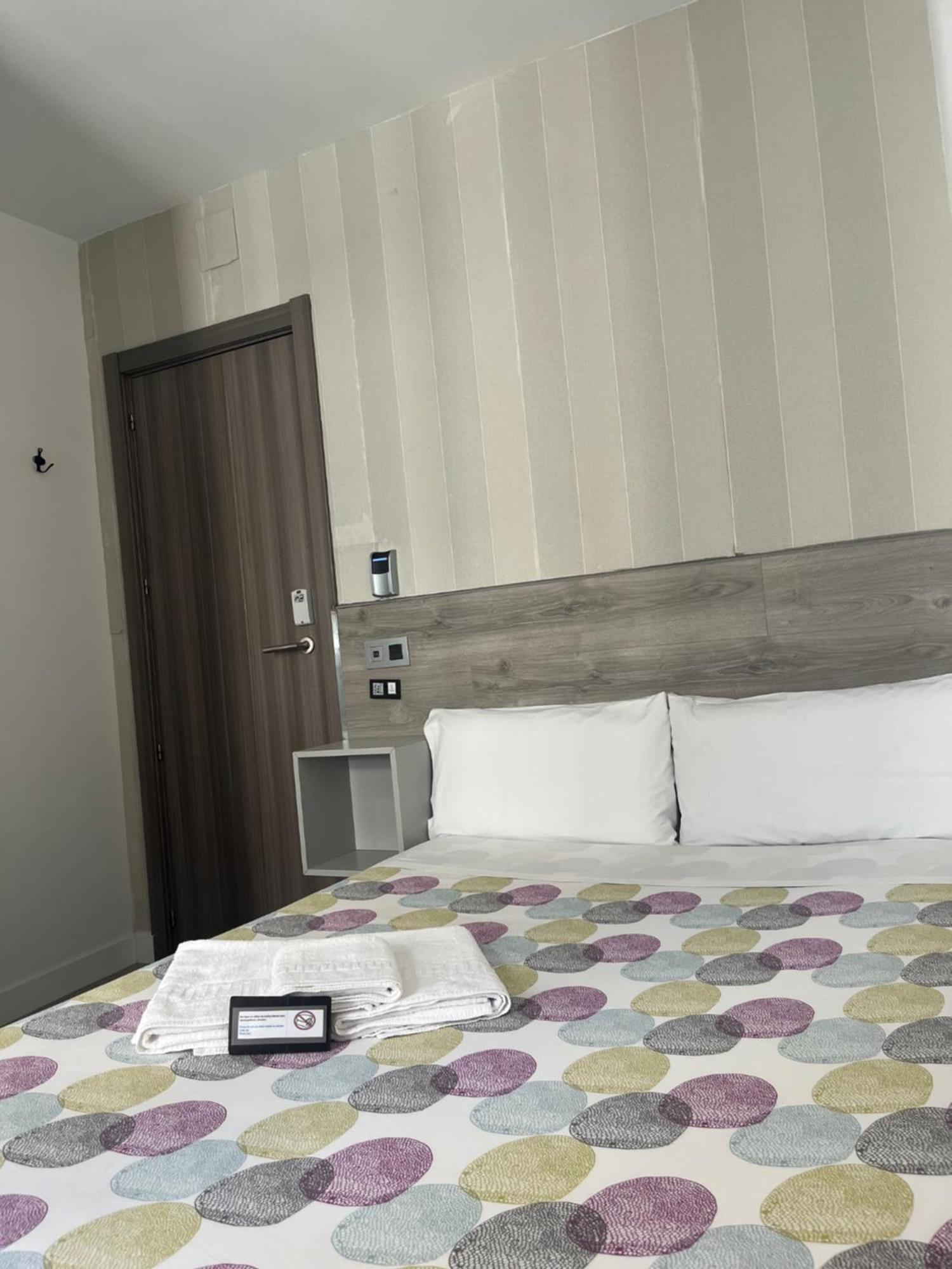 Hostal Abril Μαδρίτη Εξωτερικό φωτογραφία