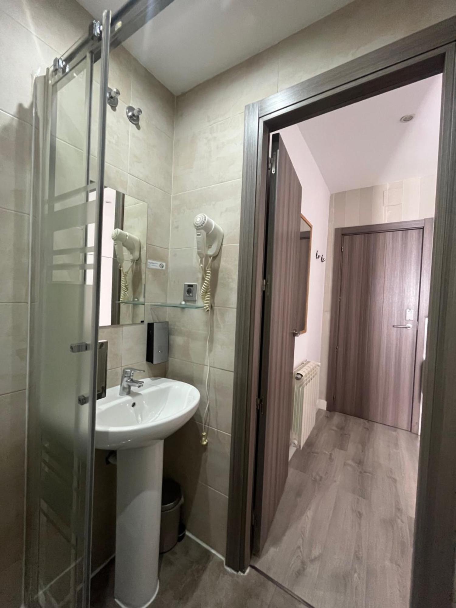 Hostal Abril Μαδρίτη Εξωτερικό φωτογραφία