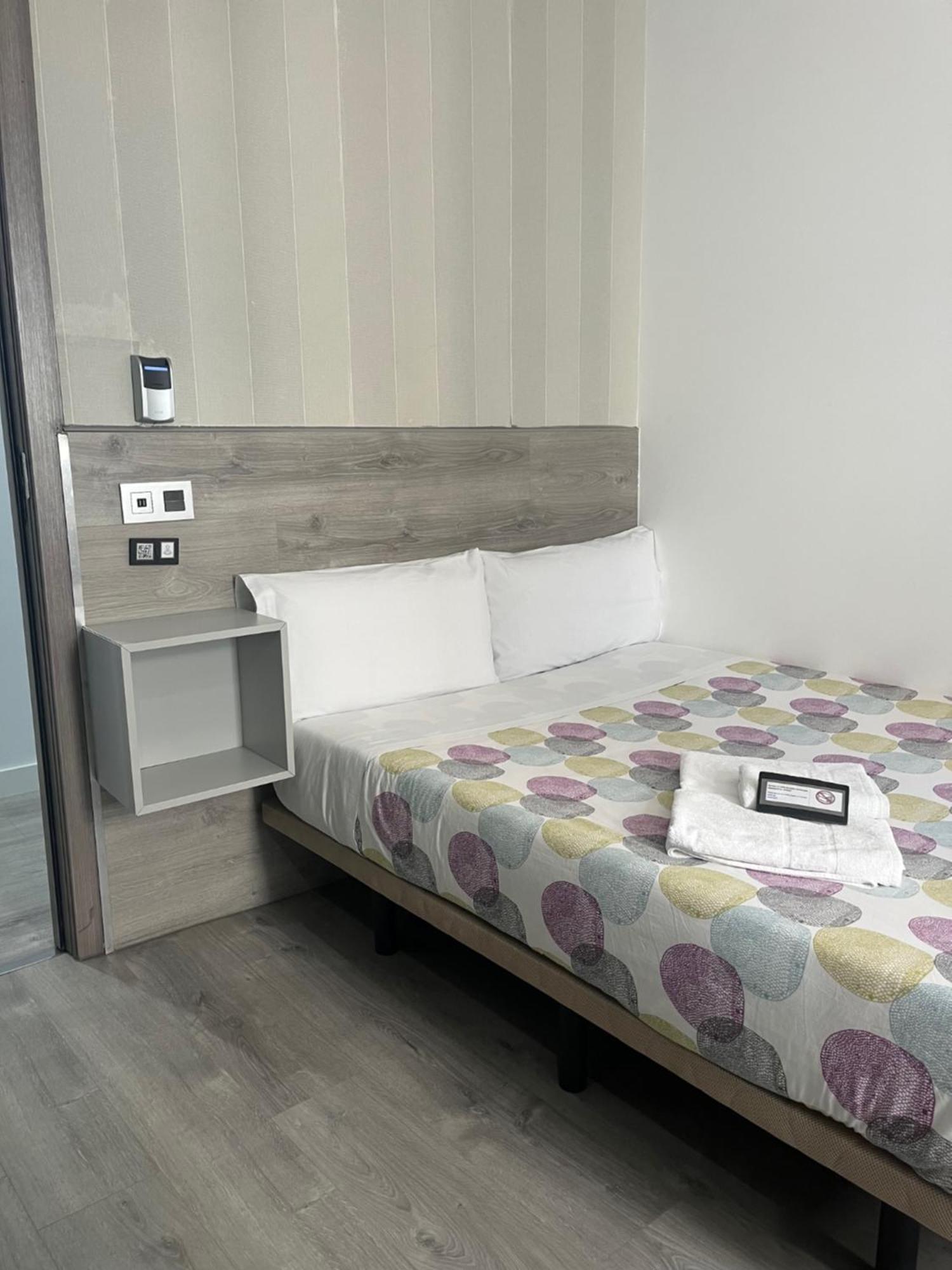 Hostal Abril Μαδρίτη Εξωτερικό φωτογραφία