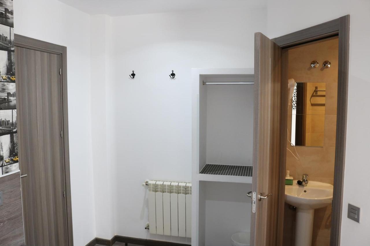 Hostal Abril Μαδρίτη Εξωτερικό φωτογραφία